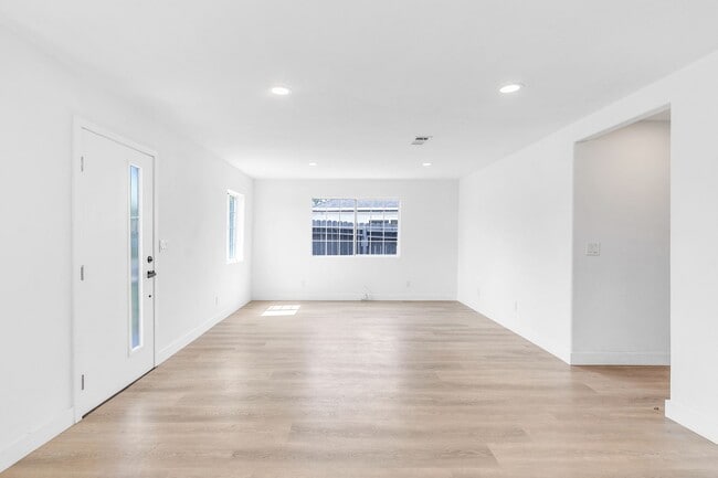 Building Photo - Fully Remodeled 4-Bed 2-Bath Home in Prime...