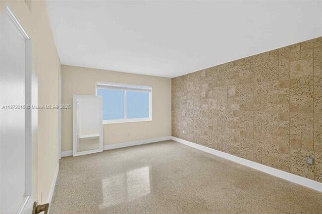Building Photo - 537 Menendez Ave