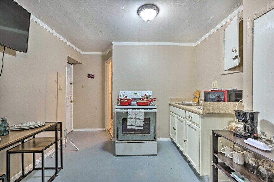 Building Photo - 7736 Sue Ellen Dr