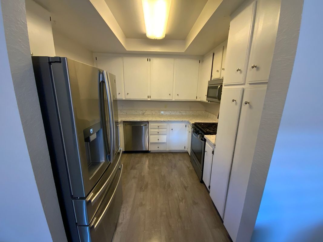 Building Photo - 610 Parkview Dr