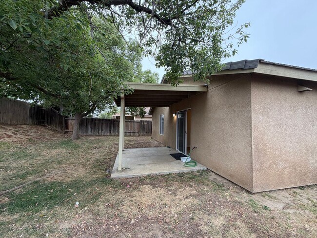 Building Photo - Take a look at this Gorgeous NW Bakersfield Home