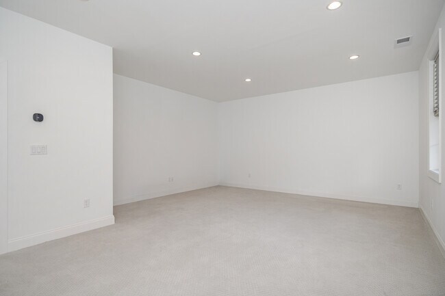 Building Photo - 8 Brentwood Cir