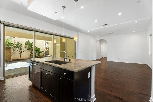 Building Photo - 123 Interval