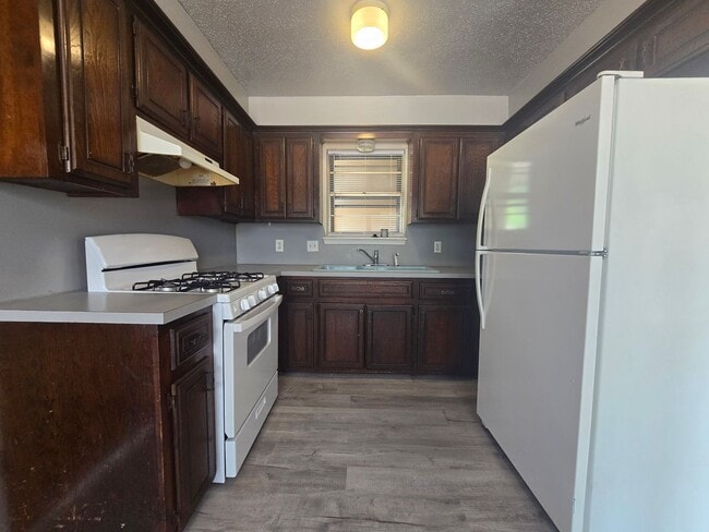 Building Photo - 3 Bedroom 1.5 Bath and 2 Garage home in Shawnee!