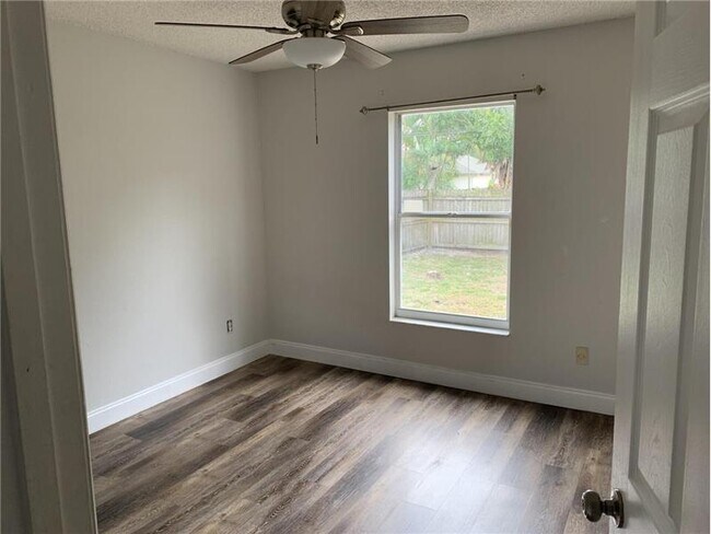 Building Photo - 998 SW N Globe Ave