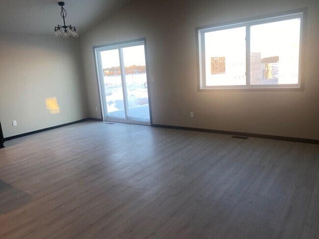 Building Photo - Modern 3 Bedroom Home with Garage & Fenced Yard for Rent!