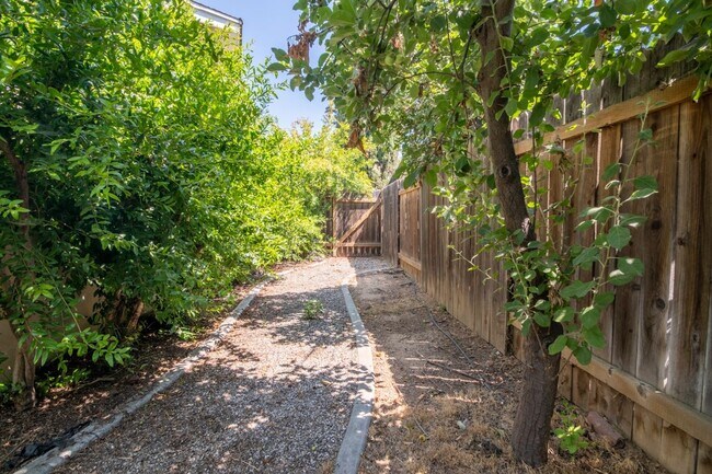 Building Photo - House for Rent in Redlands