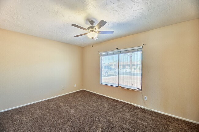 Building Photo - Garden Dr