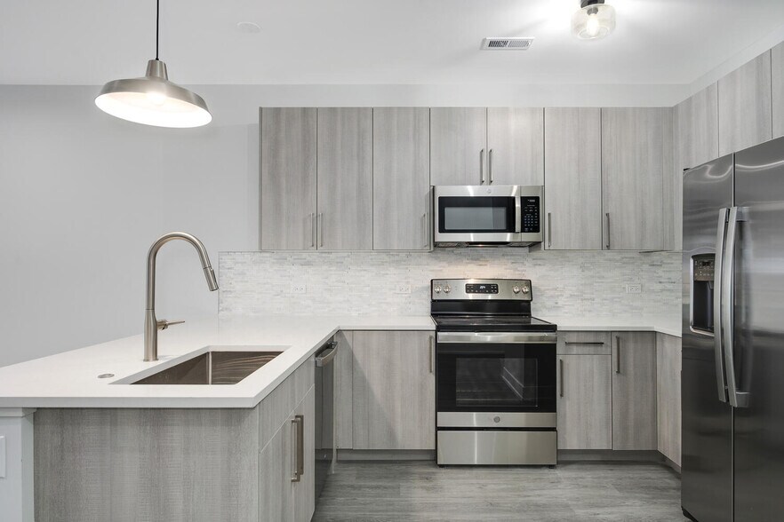 Building Photo - 825 E 61st St