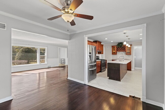 Building Photo - 836 W Everett Rd