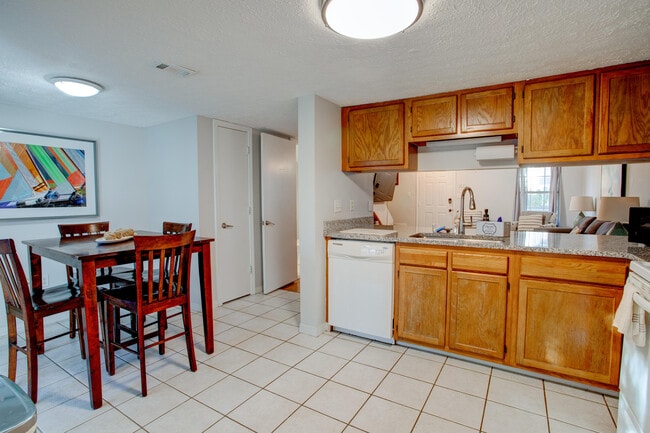 Building Photo - 2400 Suwanee Ln