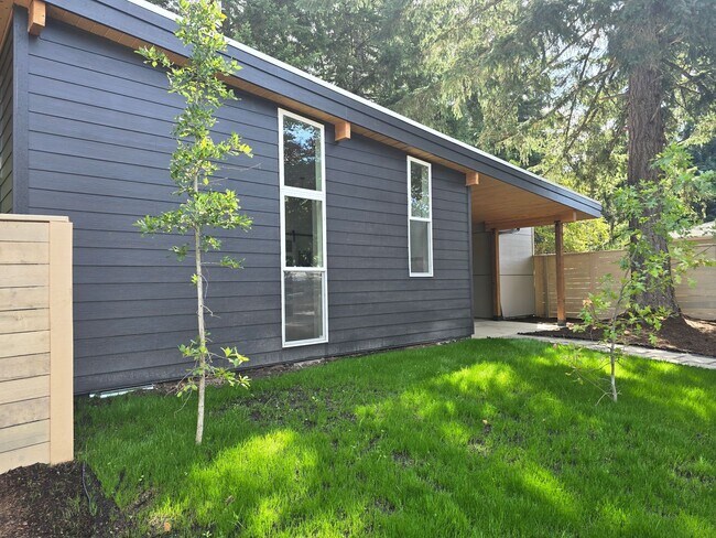 Building Photo - 7024 SW 152nd Ave