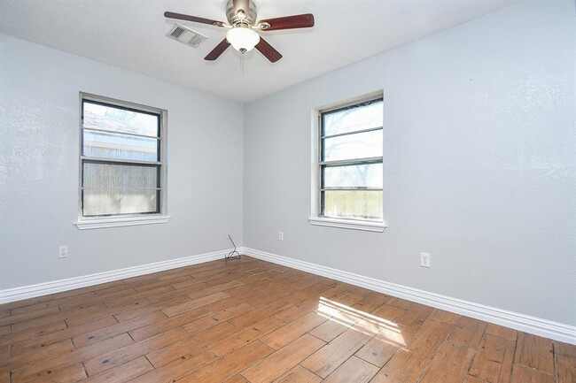 Building Photo - 455 Glenburnie Dr