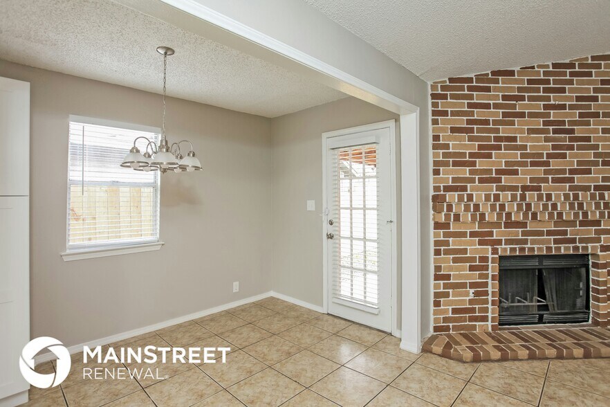 Building Photo - 9054 Chinon