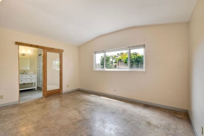 Building Photo - Coastal Living - Minutes from the Beach