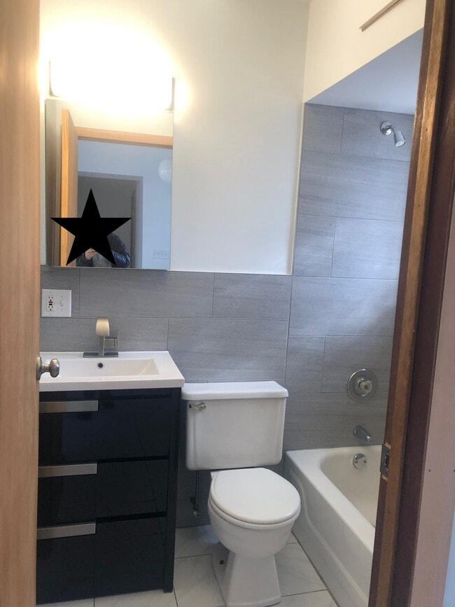 Building Photo - 537 N Claremont Ave