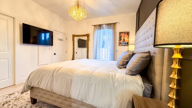 Building Photo - 214 C St