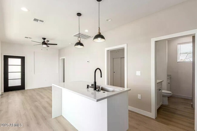 Building Photo - 411 N 32nd Pl