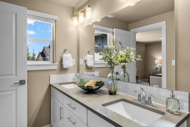 Building Photo - Brand New Stunning 3 Bed/2.5 Bath Townhouse-Old Farm District