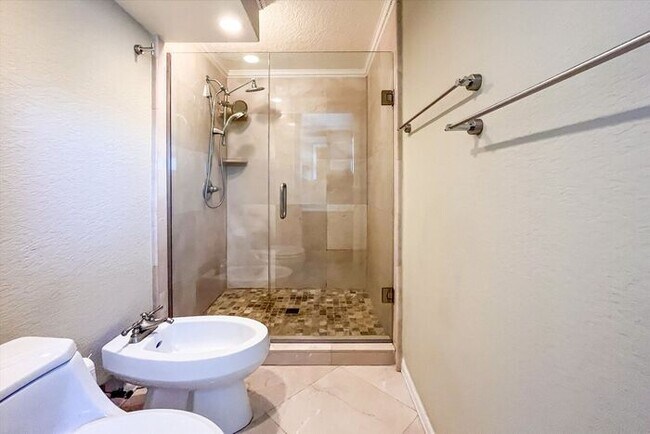 Building Photo - Executive Lakefront Living – 3 Bed, 2.5 Ba...