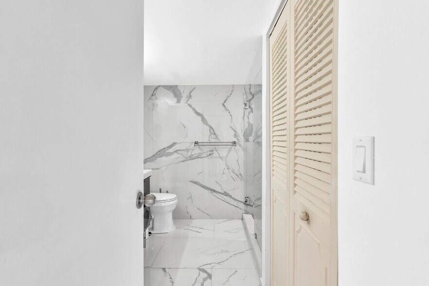 Building Photo - 1000 Parkview Dr