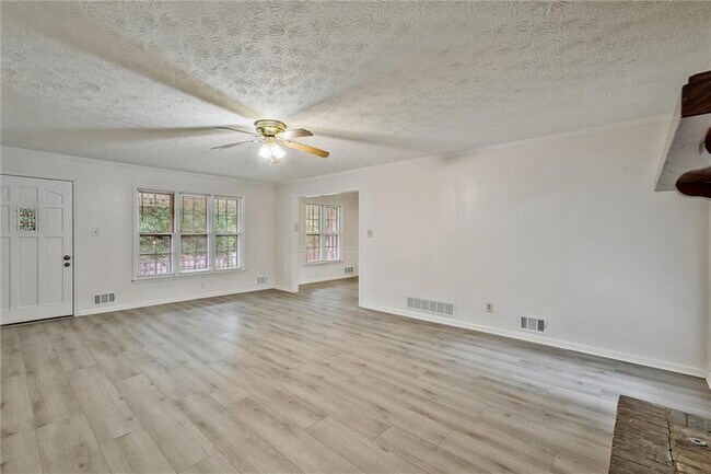 Building Photo - 2041 Collinswood Dr
