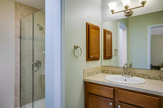 Building Photo - Stunning 3Bed 3Bath W/ Moutain views and u...