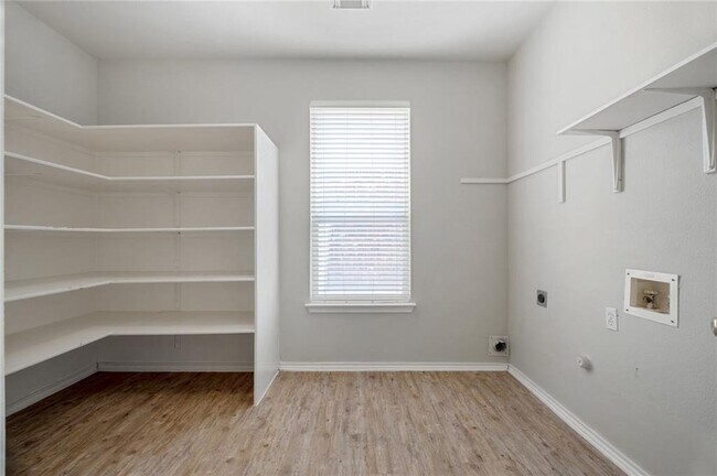 Building Photo - 4229 Kingsburg Dr