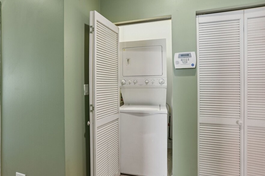 2F - 1463 W Huron St