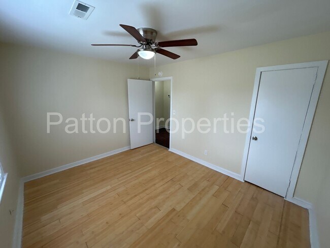 Building Photo - 999 Seminole Dr