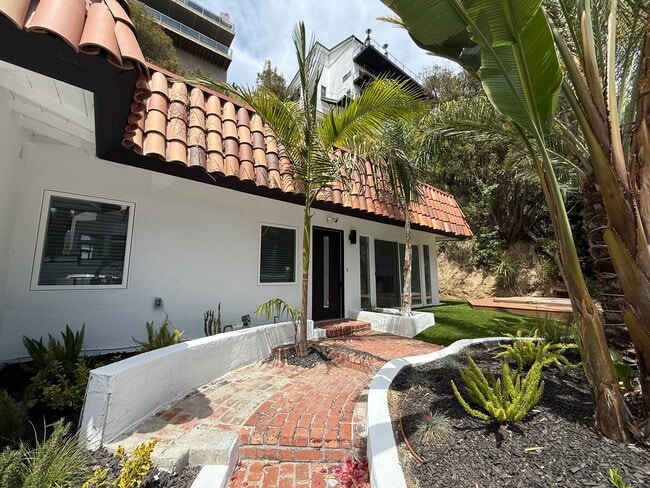 Building Photo - Sunset Plaza Home for Lease