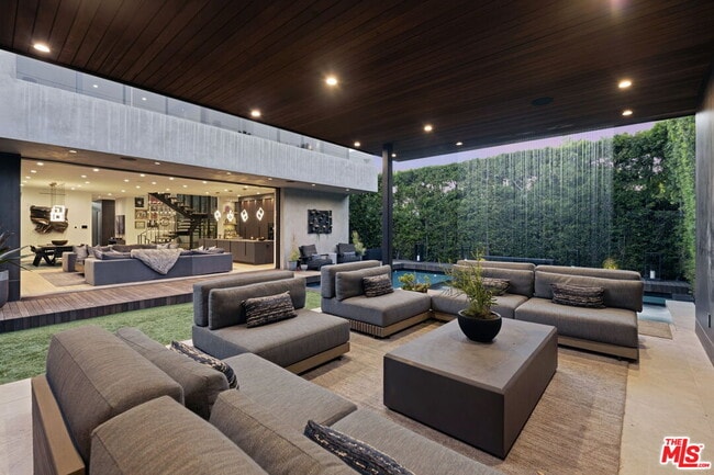 Building Photo - 418 N Sweetzer Ave