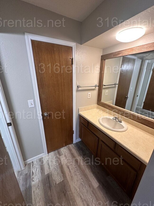 Building Photo - $925 - 2 bedroom 1 bath - Beautiful apartm...