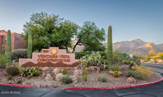 Building Photo - 5051 N Sabino Canyon Rd