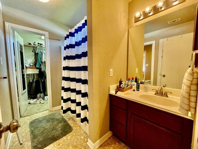 Building Photo - AUGUST 2026 PRE-LEASE! Cute Corner Home w/...