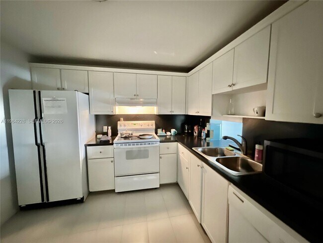 Building Photo - 575 Crandon Blvd