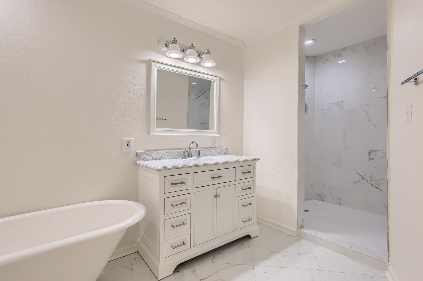 Building Photo - Updated & charming Lavaca home with large fenced yard