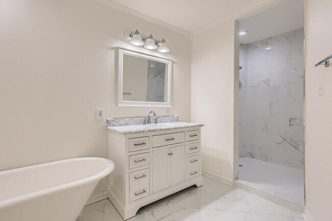 Building Photo - Updated & charming Lavaca home with large fenced yard