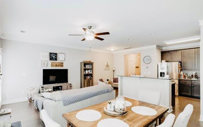 Building Photo - 731 Elmbrook Dr