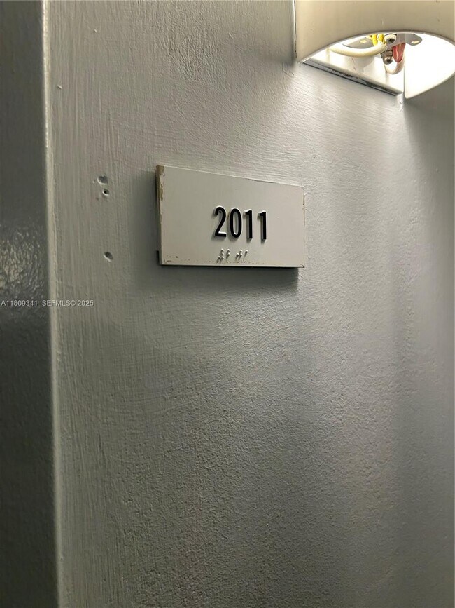 Building Photo - 300 S Biscayne Blvd