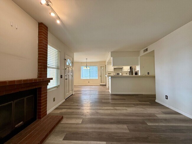 Building Photo - Spacious 2 BED 2 BATH Condo! Two-Car Tandem Garage! Central AC! In Unit Washer/Dryer!