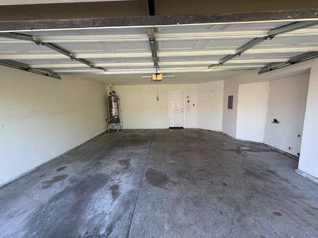 Building Photo - Charming 2-Bed, 2-Bath Haven in Merced!