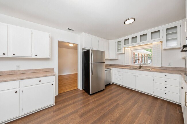 Building Photo - One level home in Beechwood