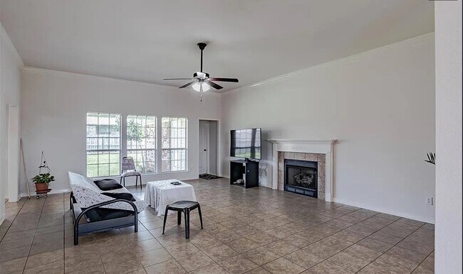 Building Photo - 1375 Selby Phillips Dr