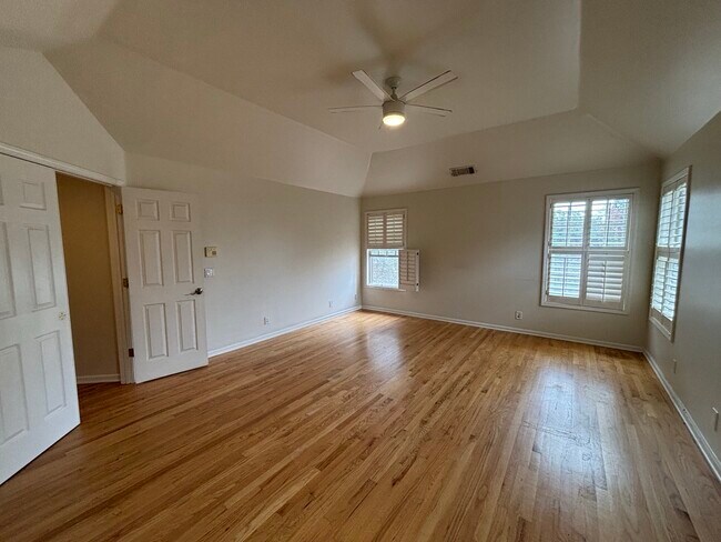 Building Photo - 740 Oak Crest Cir