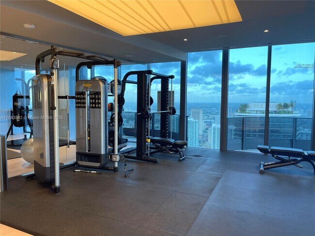 Building Photo - 1000 Brickell Plaza