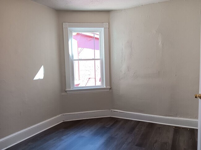 Building Photo - Charming 3BR Townhouse in Cabbage Hill - Section 8 Approved!