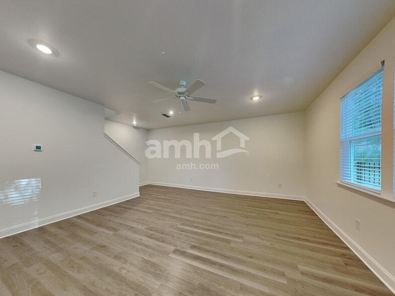 Building Photo - 910 Carnelian Ln