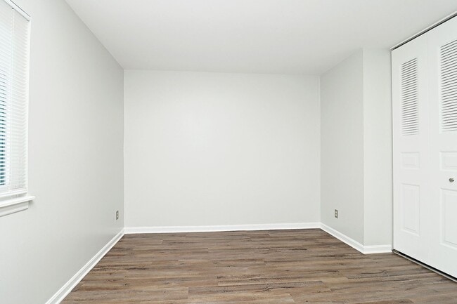 Building Photo - Move-in Ready End-Unit Stonehenge Townhome