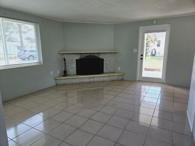 Building Photo - Annual Unfurnished Cute Florida Home with a private backyard for enjoying the Florida Lifestyle! ...